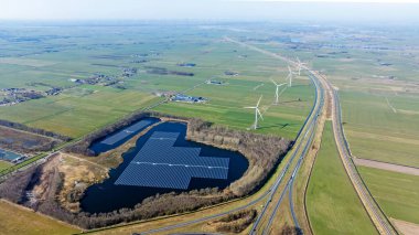 Hollanda 'da elektrik üretmek için bir göldeki rüzgar türbinlerinin güneş panellerinden gelen hava.