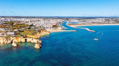 Algarve Portekiz 'deki Lagos' taki doğal kayalardan gelen hava.