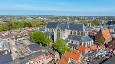 Hollanda 'daki büyük St. Laurens kilisesi ile Alkmaar şehrinden gelen hava aracı.