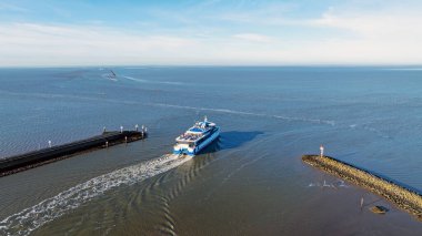 Feribottan Terschelling 'e Hollanda' daki Harlingen limanından kalkan hava aracı.