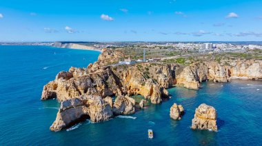 Algarve Portekiz 'deki Lagos yakınlarındaki deniz feneriyle Ponte Piedade' den havadan.