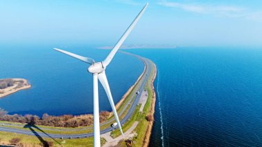 Lezbiyen üzerinde bir rüzgar türbininden Hollanda 'daki IJsselmeer' de Marken 'e giden hava.