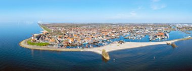 Hollanda 'nın IJsselmeer kentindeki tarihi Urk kentinin hava manzarası.