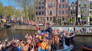 AMSTERDAM, NETHERLANDS - 26 Nisan 2025: Hollanda halkı Hollanda kanallarında krallar gününü kutluyor