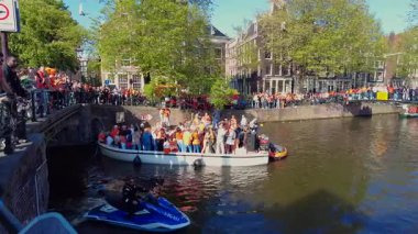 AMSTERDAM, NETHERLANDS - 26 Nisan 2025: Hollanda halkı Hollanda kanallarında krallar gününü kutluyor
