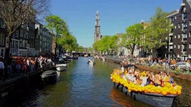 AMSTERDAM, NETHERLANDS - 26 Nisan 2025: Hollanda halkı Hollanda kanallarında krallar gününü kutluyor
