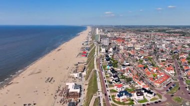 Hollanda 'daki Kuzey Denizi' nde Zandvoort aan Zee 'den havadan.