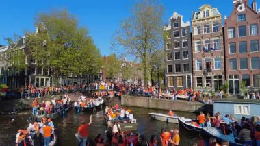 AMSTERDAM, NETHERLANDS - 26 Nisan 2025: Hollanda halkı Hollanda kanallarında krallar gününü kutluyor