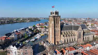 Hollanda 'daki Merwede nehrindeki Grote Kerk' le Dordrecht şehrinden gelen hava aracı.