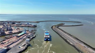 Hollanda 'daki Harlingen' den Terschelling 'e giden feribottan kalkan hava aracı.