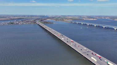 Hollanda 'daki Hollands Diep nehri üzerindeki Moerdijk köprüsündeki trafikten gelen hava durumu.