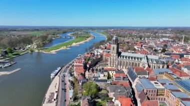 Deventer şehrinden Hollanda 'daki Lebinius kilisesiyle birlikte IJssel nehrindeki hava aracı.