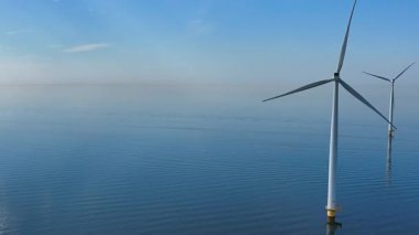 Hollanda 'daki IJsselmeer' deki rüzgar türbinlerinin havası.
