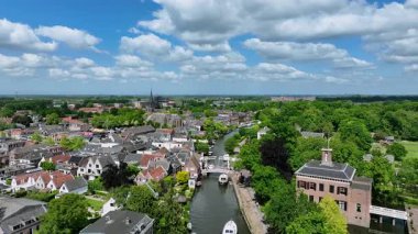 Hollanda 'nın Vecht nehrindeki tarihi Loenen kasabasından gelen hava aracı.