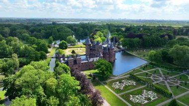 Hollanda 'daki Haarzuilens' teki De Haar şatosundan havadan.