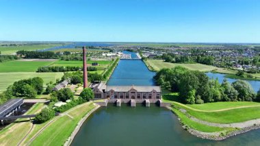 Hollanda 'daki Lemmer yakınlarındaki tarihi Wouda Pompa İstasyonu' ndan havadan.