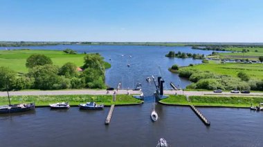 Hollanda, Friesland 'daki Sneekermeer' deki bir köprüden gelen hava zaman çizelgesi.