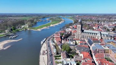 Deventer şehrinden Hollanda 'daki Lebinius kilisesiyle birlikte IJssel nehrindeki hava aracı.