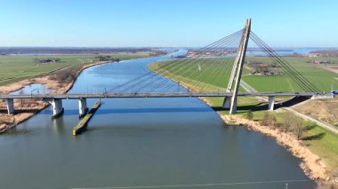 Hollanda 'daki IJssel nehrinin karşısındaki Kampen yakınındaki Eiland Köprüsü' nden gelen hava aracı.