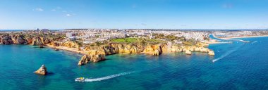 Algarve Portekiz 'deki Lagos' taki doğal kayalardan gelen hava manzarası.