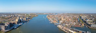 Hollanda 'daki Grote Kerk ile birlikte tarihi Dordrecht şehrinin hava manzarası.