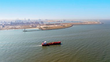Hollanda 'daki Rotterdam limanındaki sanayi havacılığı.