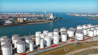 Hollanda 'daki Rotterdam limanındaki sanayi havacılığı.