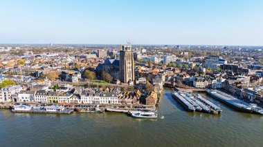 Dordrecht şehrinden Hollanda 'daki büyük kiliseyle gelen hava aracı.
