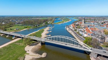 Hollanda 'daki IJssel nehrinin tarihi kenti Deventer' dan gelen hava aracı.