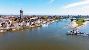 Şehirden gelen hava aracı Hollanda 'daki IJssel nehrinde Deventer