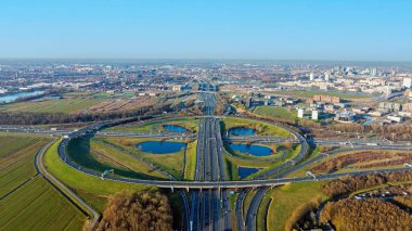 Utrecht yakınlarındaki Oudenrijn kavşağından kalkan hava aracı Hollanda 'daki A12 ve A2 otoyolları arasında kesişiyor.