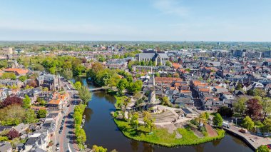 Hollanda 'daki büyük St. Laurens kilisesi ile Alkmaar şehrinden gelen hava aracı.