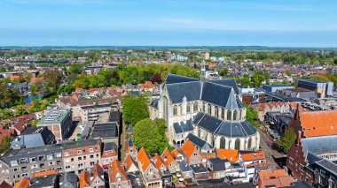 Hollanda 'daki St. Laurens kilisesi ile Alkmaar şehrinden gelen hava aracı.