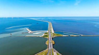 Balıkların Wadden Denizi 'nden Hollanda' daki IJsselmeer 'e göç etmesini sağlayan Lorentz suları ve küçük balık göç adalarıyla Afsluitdijk' ten gelen hava.
