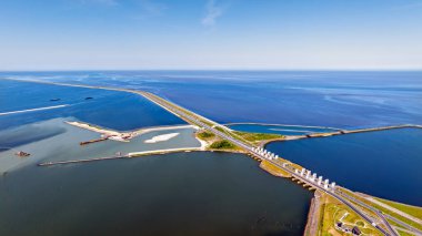 Hollanda 'daki Afsluitdijk' teki Lorentz sularından gelen hava, balık göçü için sığ ve kıyılarla bir nehrin doğal durumunu mümkün olduğunca yakından taklit etmek amacıyla..