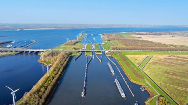 Hollanda 'daki Volkerak kanallarından havadan.
