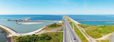 Balıkların Wadden Denizi 'nden Hollanda' daki IJsselmeer 'e göç etmesine olanak sağlayan küçük balık göç adalarıyla Afsluitdijk' ten gelen hava.