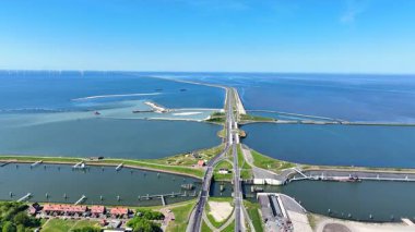 Hollanda 'daki Afsluitdijk' teki Lorentz kanallarından gelen hava.