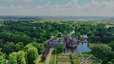 Hollanda 'daki Haarzuilens' teki De Haar şatosundan havadan.