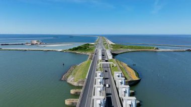Hollanda 'daki Afsluitdijk' teki Lorentz kanallarından gelen hava.
