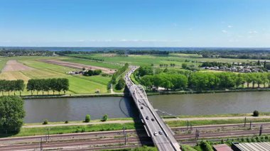Hollanda 'daki Loenersloot köprüsündeki trafikten gelen hava durumu.