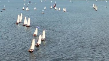 Hollanda 'daki Heegermeer' de eski ahşap gemilerle yelken açan amiralden kalma hava aracı.