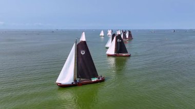 Hollanda 'daki IJsselmeer' deki yarışmadan kalma hava aracı.