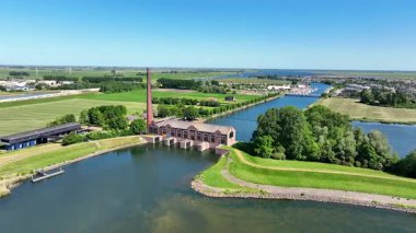 Hollanda, Friesland 'daki Lemmer yakınlarındaki tarihi Wouda pompalama istasyonundan havadan.