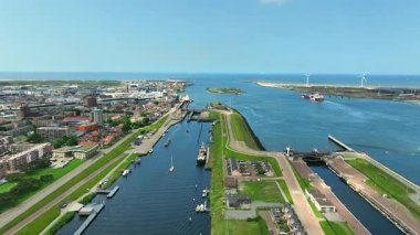 Hollanda 'daki IJmuiden yakınlarındaki Kuzey Denizi kanalındaki kanallardan gelen hava.