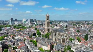 Hollanda 'daki Dom Tower ile birlikte tarihi Utrecht şehrinden gelen hava aracı.
