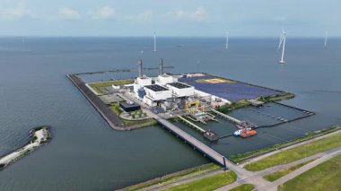Hollanda 'daki Lelystad yakınlarındaki IJsselmeer' deki Prenses Maxima elektrik santralinden gelen hava aracı.