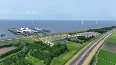 Elektrik santrali Prenses Maxima 'dan ve Hollanda' daki Lelystad yakınlarındaki A6 otobanından havadan görüntüler.