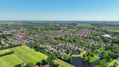 Hollanda, Friesland 'daki turistik su sporları şehri Joure' den gelen hava aracı.