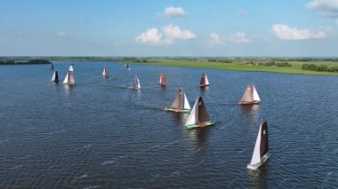 Hollanda, Friesland 'daki Heegermeer' den skutsjessilen 'in hava videosu.